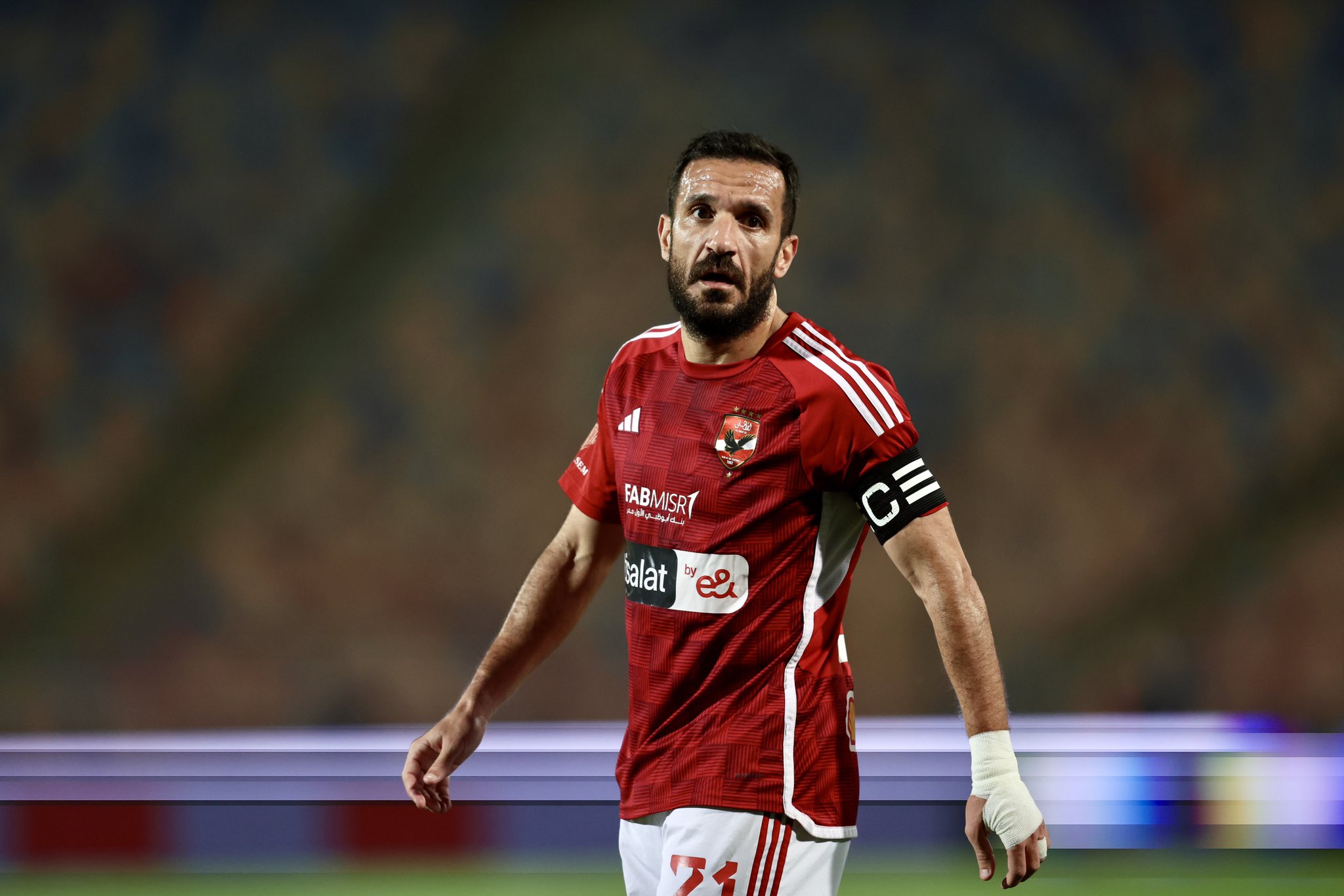 الأهلي.. المسيرة الكروية لم تنتهي” علي معلول بالأحمر’